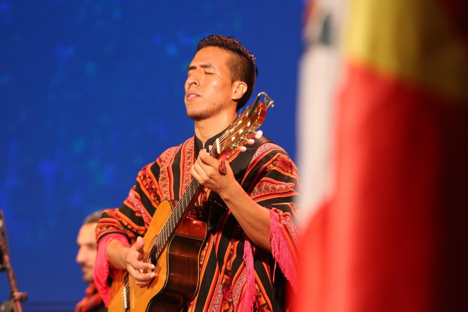 Presentación artística del grupo musical peruana Apu Inka. (Foto: VNA)
