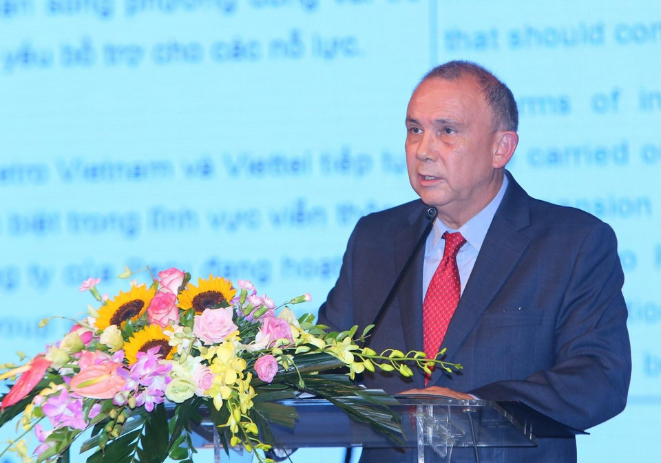 Embajador de Perú Augusto Morelli interviene en la ceremonia conmemorativa al 25 aniversario del establecimiento de relaciones diplomáticas Vietnam-Perú, celebrada en Hanoi. (Foto: VNA)