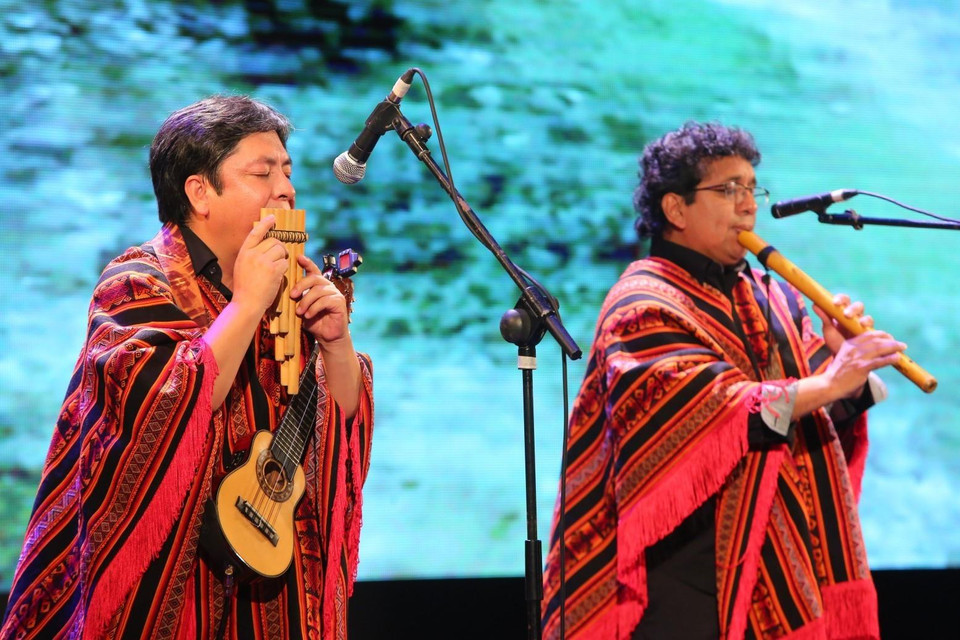 Presentación artística del grupo musical peruana Apu Inka. (Foto: VNA)