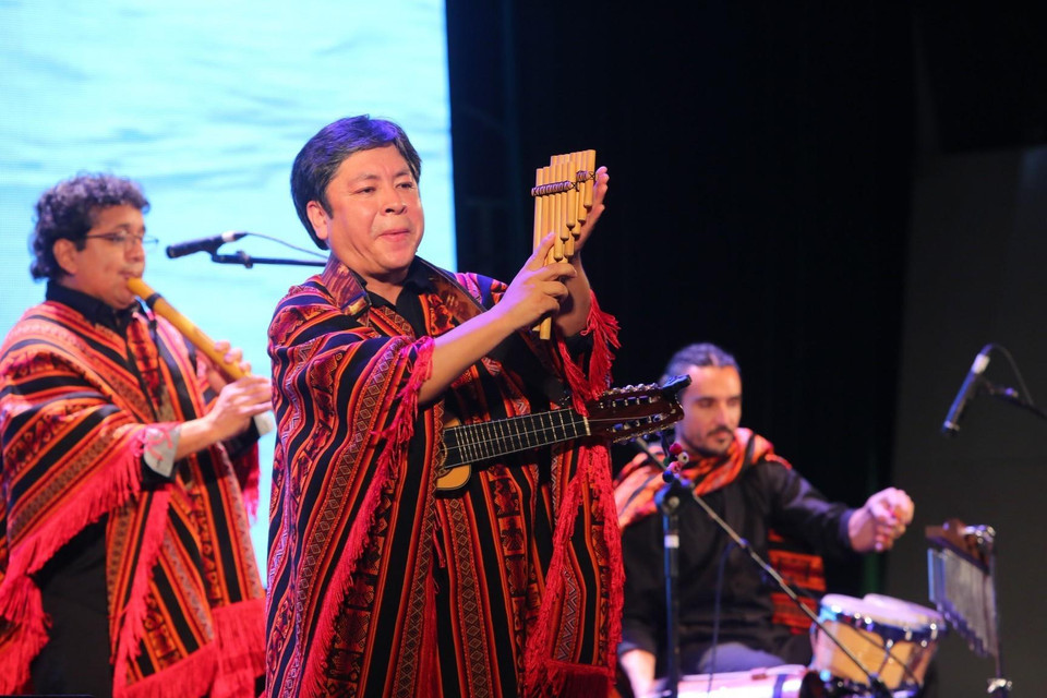 Presentación artística del grupo musical peruana Apu Inka. (Foto: VNA)