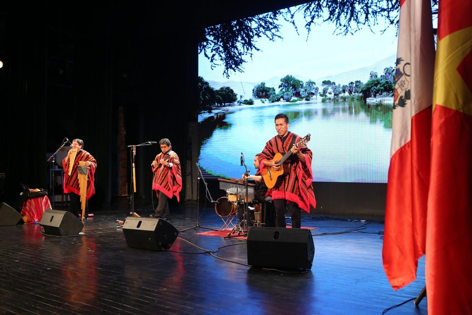 Presentación artística del grupo musical peruana Apu Inka. (Foto: VNA)