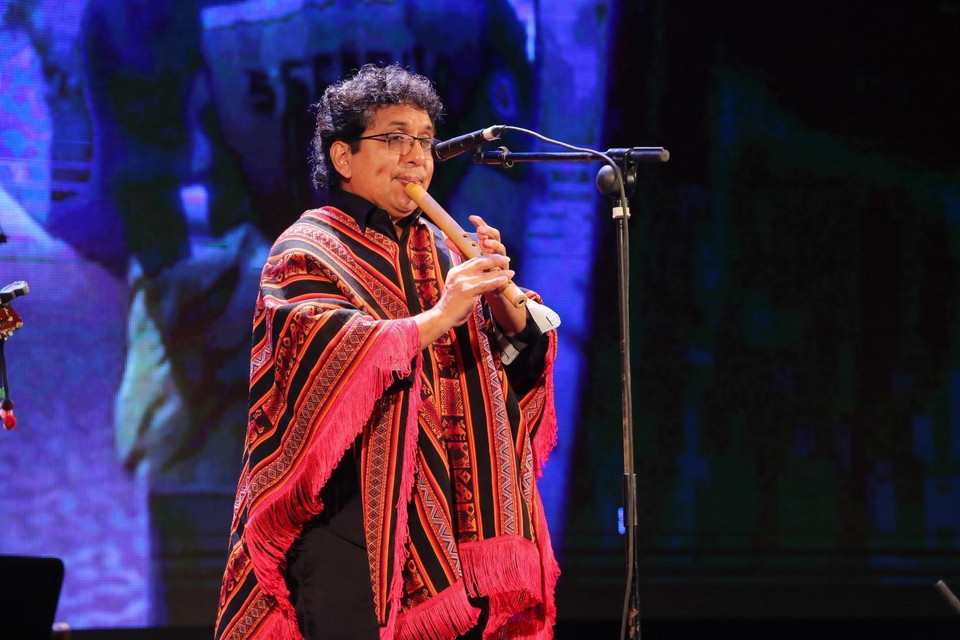 Presentación artística del grupo musical peruana Apu Inka. (Foto: VNA)