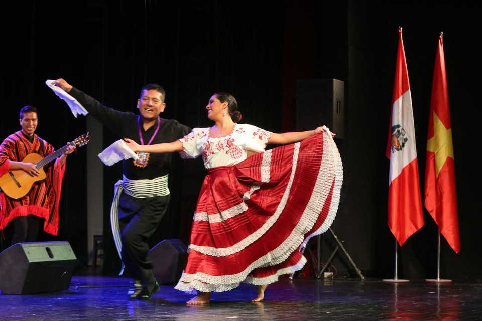 Presentación artística del grupo musical peruana Apu Inka. (Foto: VNA)