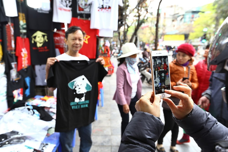 Los visitantes eligen la compra de camisetas con las imágenes del presidente estadounidense, Donald Trump, y el líder norcoreano, Kim Jong-un, en una tienda en la calle Hang Bong, en Hanoi. (Foto: VNA)