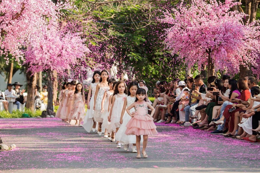 Inspirada por las hermosas flores en la primavera, la marca Amirabel inicia el espectáculo con impresionantes vestidos. (Foto: VNA)