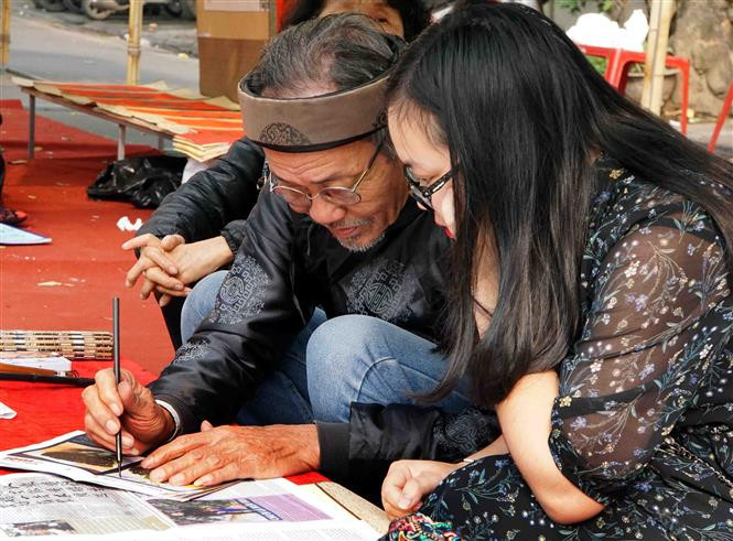 Espacio caligráfico atrae atención de los jóvenes. (Fuente: VNA)