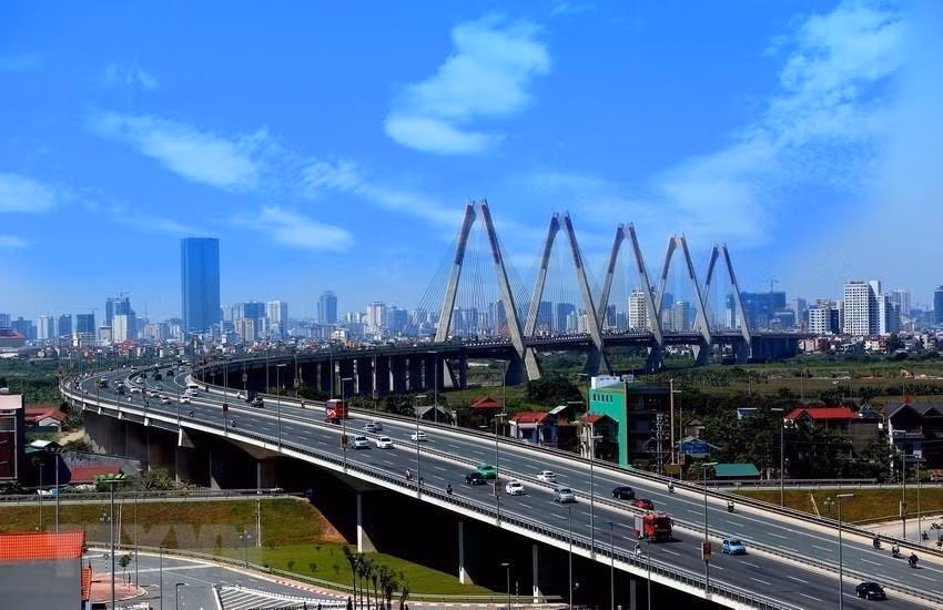 El puente Nhat Tan, inaugurado en enero de 2005, uno de los siete puentes que cruzan el río Rojo en Hanoi (Foto: VNA)