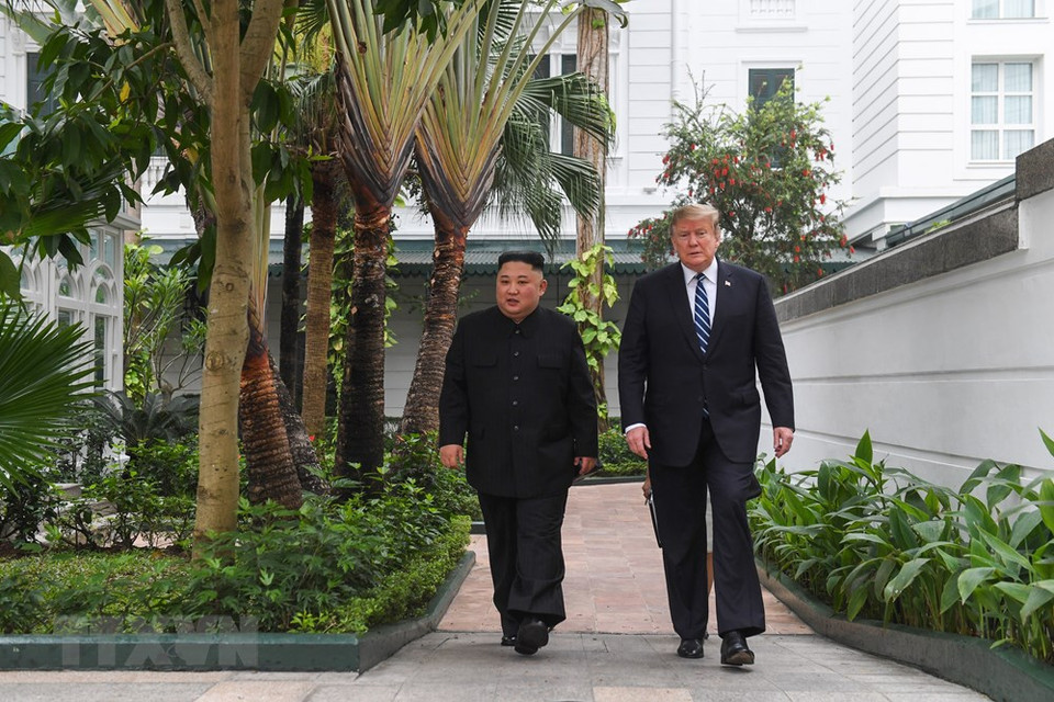 Presidente estadounidense, Donald Trump, y el líder norcoreano, Kim Jong-un, en el hotel Sofitel Legend Metropole Hanoi antes de la reunión ampliada el 28 de febrero de 2019, en marco de la segunda Cumbre EE.UU.-RPDC. (Fuente: VNA)
