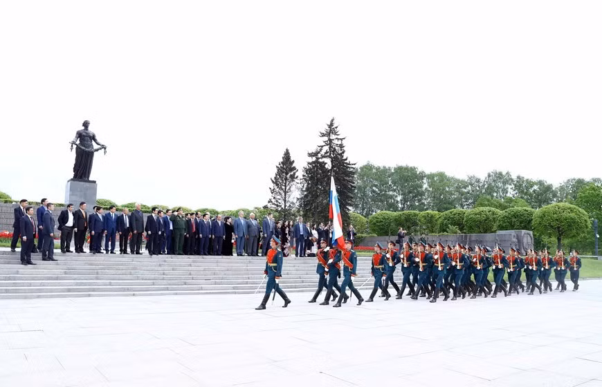 El primer ministro Nguyen Xuan Phuc y la delegación vietnamita depositan una ofrenda floral en el cementerio Piskaryovskoye en San Petersburgo (Foto: VNA)