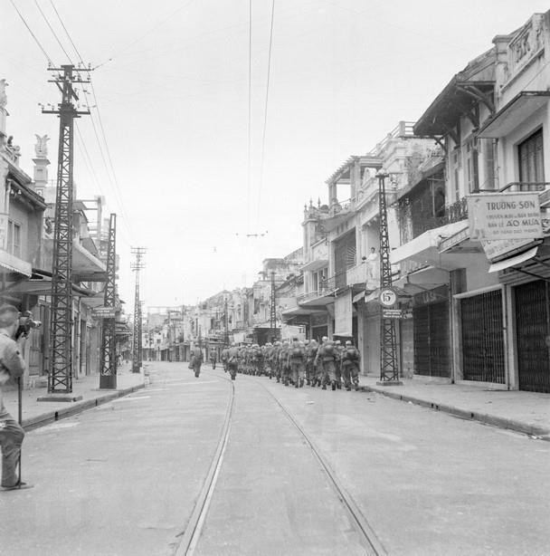 Con los Acuerdos de Ginebra, las tropas francesas tuvieron 80 días para retirarse de Hanoi. El 8 de octubre de 1954, los franceses retiraron sus banderas de las oficinas en la capital de Vietnam. A las 16:30 horas del 9 de octubre de 1954, se terminó el retiro de las tropas legendarias del puente Long Bien, mientras que los soldados vietnamitas entraron a la ciudad. En la foto: los últimos franceses salieron de Hanoi para viajar al puerto de Hai Phong. (Fuente: archivos de VNA)