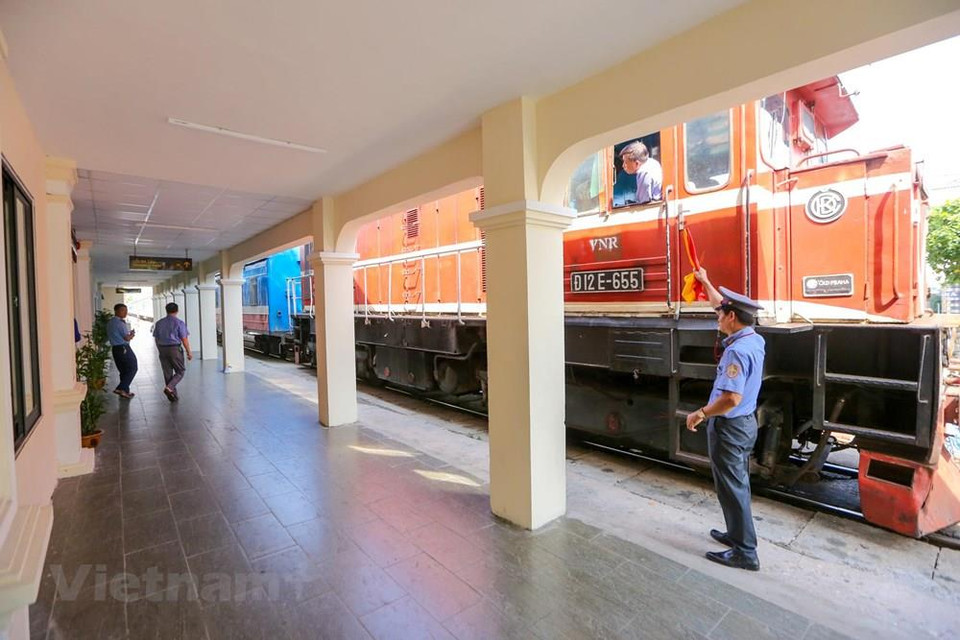La estación Long Bien ha estado en funcionamiento desde 1902. Durante casi 120 años, todos los días recibe alrededor de 28 trenes de ida y vuelta. (Foto: VNA)