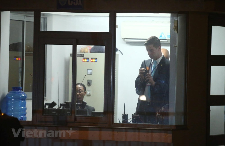 Agentes estadounidenses en el aeropuerto internacional Noi Bai para la llegada de Donald Trump. (Foto: Vietnam +)
