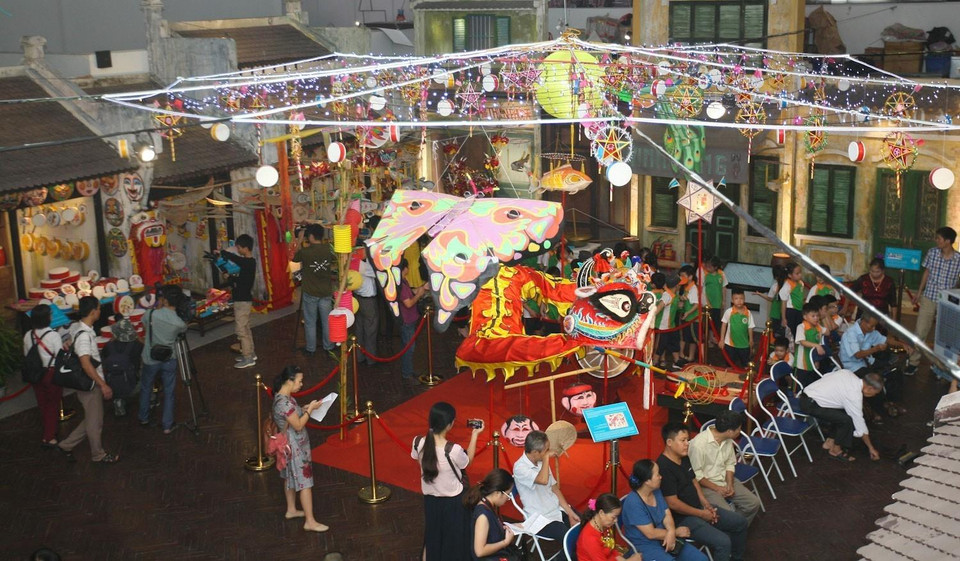 En esta ocasión los participantes, en especial los niños, tendrán la oportunidad de visitar los puestos ubicados en el espacio cultural de la calle de los frescos de Phung Hung, y de comprar en los mismos los juguetes que se ofertarán allí. (Fuente: VNA)