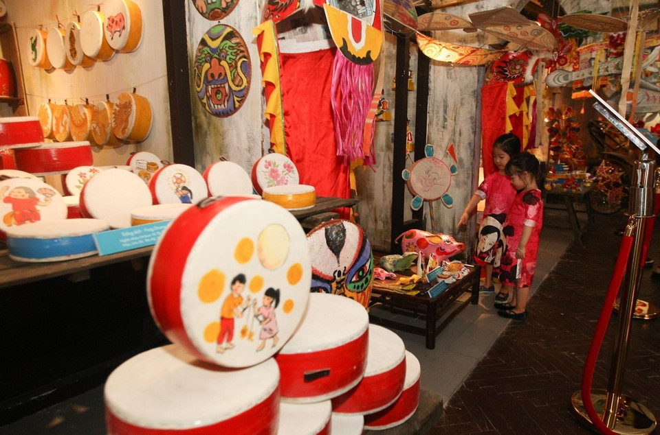 Además, se presentarán espectáculos de música tradicional y se organizarán juegos folclóricos para los menores, a fin de preservar y resaltar los valores culturales tradicionales. (Fuente: VNA)