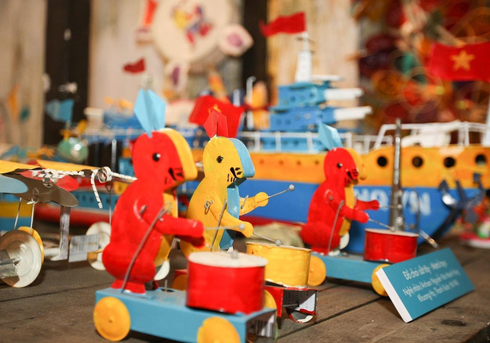 En esta ocasión los participantes, en especial los niños, tendrán la oportunidad de visitar los puestos ubicados en el espacio cultural de la calle de los frescos de Phung Hung, y de comprar en los mismos los juguetes que se ofertarán allí. (Fuente: VNA)