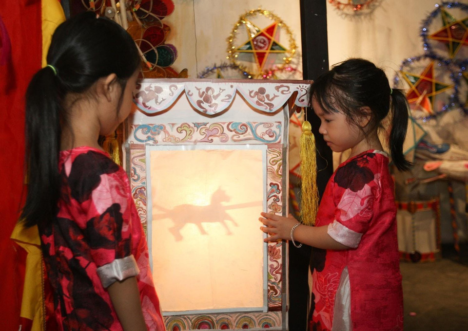 En esta ocasión los participantes, en especial los niños, tendrán la oportunidad de visitar los puestos ubicados en el espacio cultural de la calle de los frescos de Phung Hung, y de comprar en los mismos los juguetes que se ofertarán allí. (Fuente: VNA)