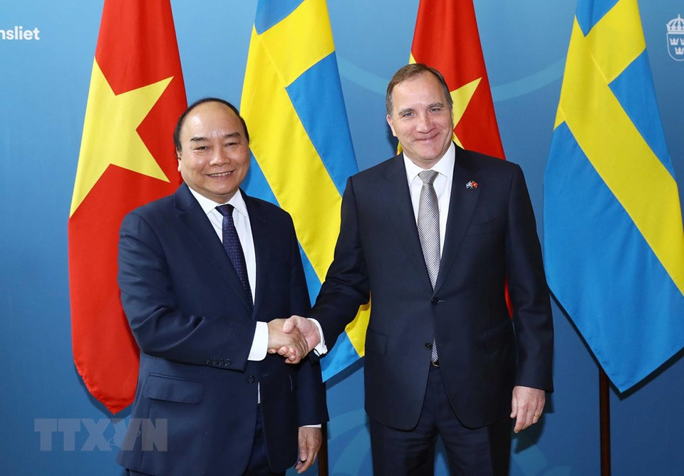 Premier Nguyen Xuan Phuc y su par anfitrión Stefan Löfven en la ceremonia oficial de bienvenida. (Foto: VNA)