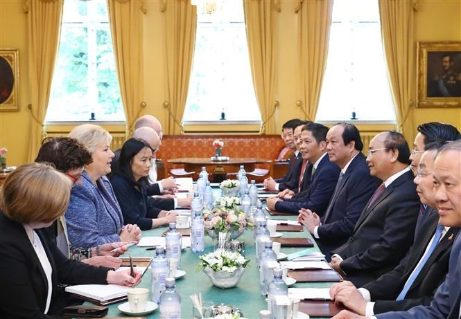 El primer ministro vietnamita, Nguyen Xuan Phuc, se reúne con la primera ministra anfitrióna, Erna Solberg (Foto: VNA)