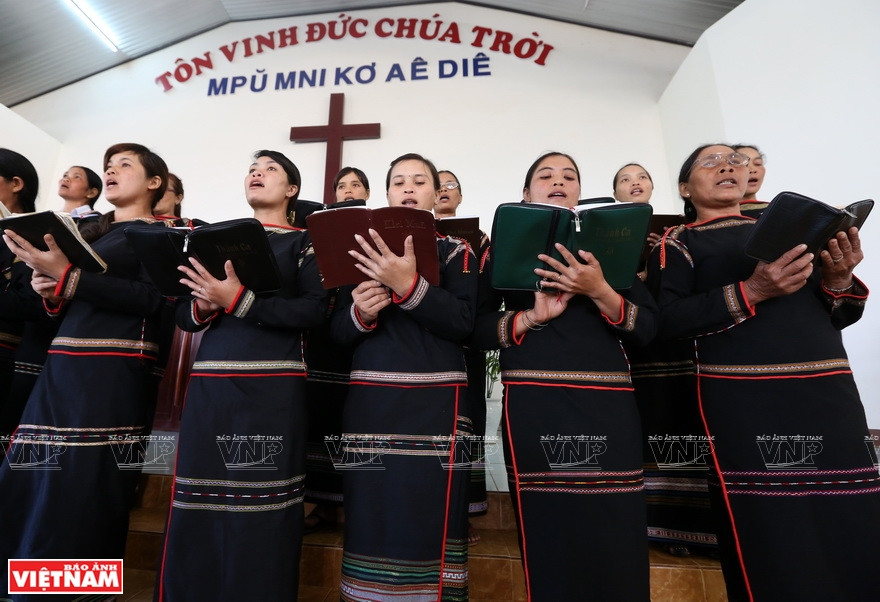 El protestantismo (Đạo Tin Lành) se introdujo en Vietnam en 1911. Al principio se desarrollaba en las concesiones francesas mientras que estaba prohibido en otros lugares. En 1920, Francia permitió su propaganda en toda la Indochina bajo su dominio. Una misa en la iglesia Ea Tul, en altiplanicie occidental. (Fuente: VNA)