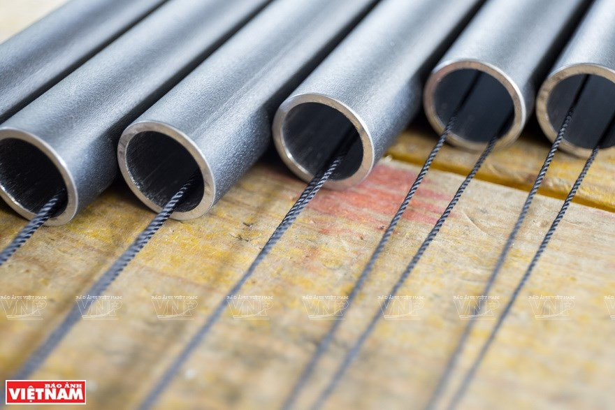 La fabricación de campañas de viento como un instrumento musical se hace a mano. (Foto: VNA)