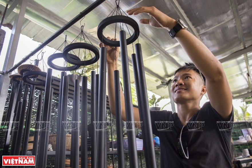 Duc Tran le da hermosos nombres a sus campanas de viento, incluidos Vega, Júpiter y Great Water (Foto: VNA)