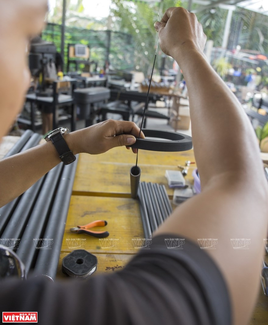 La fabricación de campañas de viento como un instrumento musical se hace a mano. (Foto: VNA)