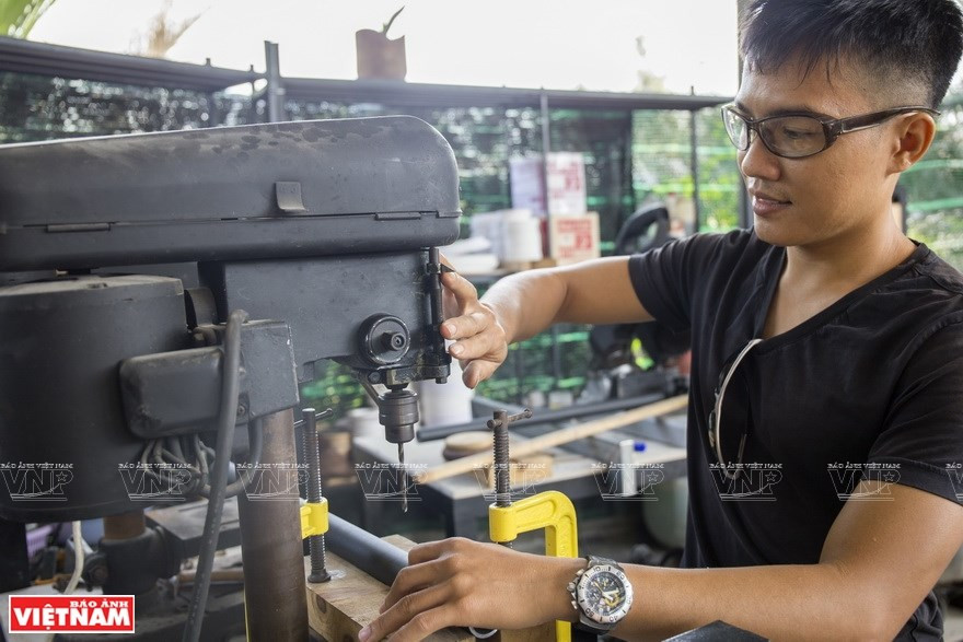 La fabricación de campañas de viento como un instrumento musical se hace a mano. (Foto: VNA)