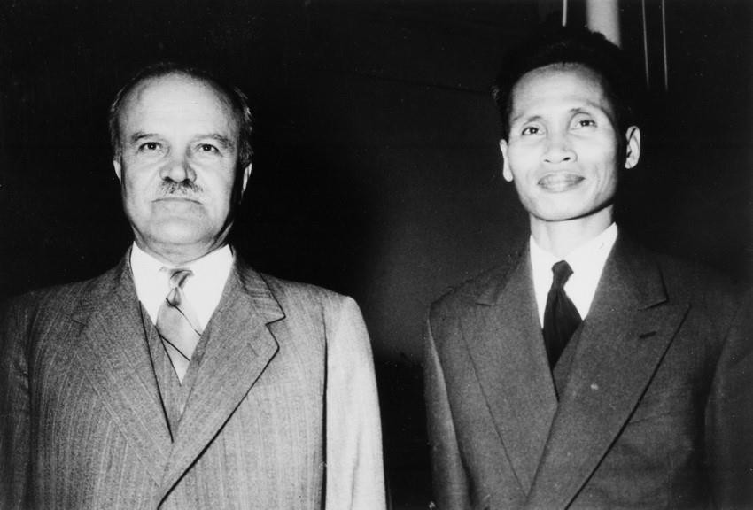 El canciller soviético Vyacheslav Molotov (I) y Pham Van Dong, en la inauguración de la Conferencia de Ginebra, el 8 de mayo de 1954.