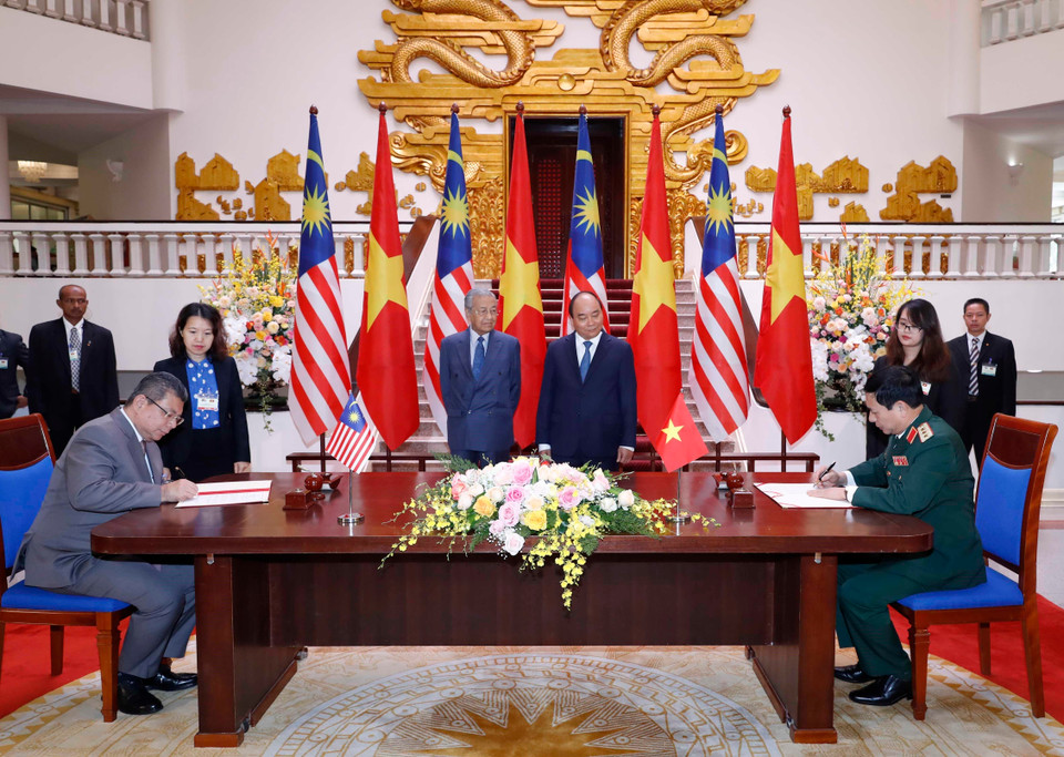 Primer ministro vietnamita, Nguyen Xuan Phuc, y su par malasio, Mahathir Mohamad, testimoniaron las firmas de acuerdos de colaboración. (Fuente: VNA)