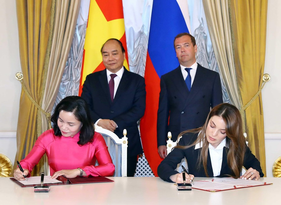 El primer ministro vietnamita, Nguyen Xuan Phuc, y su par ruso, Dmitri Medvedev, testimoniaron la firma de acuerdo de colaboración. (Fuente: VNA)
