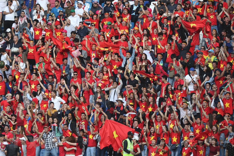 Alegría de los hinchas vietnamitas tras el gol del delantero Cong Phuong. (Fuentes: AFP/VNA)