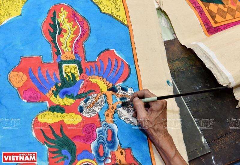Según Le Dinh Nghien, las pinturas de Hang Trong se hacen de manera diferente con un método más sofisticado que otros géneros de pinturas tradicionales. (Foto: VNA)