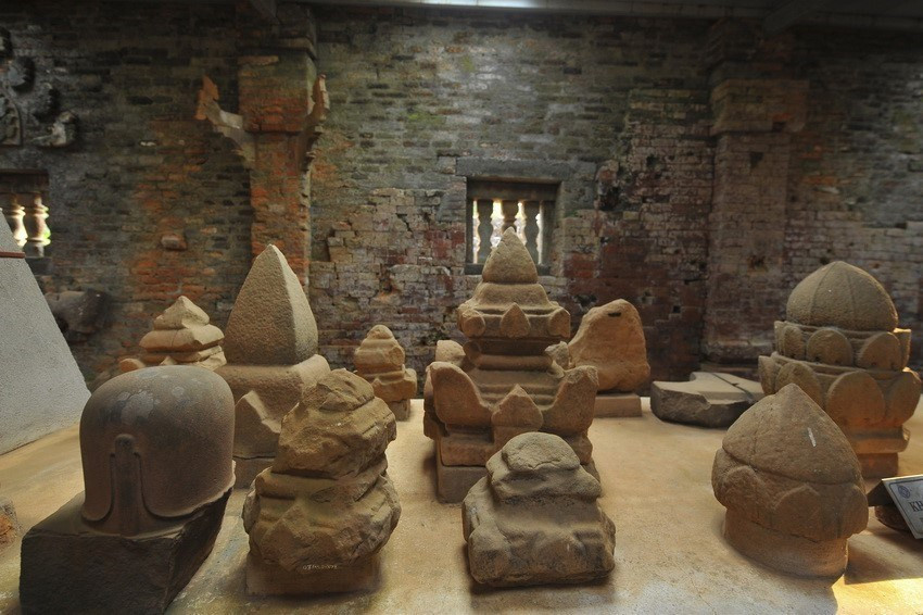 Las torres, cubiertas con techos de tejas, disponen de ofrendas y objetos sagrados de los peregrinos. (Foto: VNA)