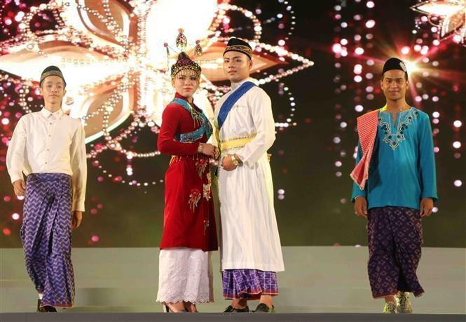 Se exhiben trajes de Etnia Cham en las fiestas (Foto: VNA)