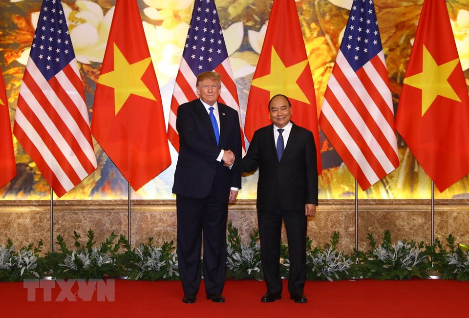 El premier Nguyen Xuan Phuc da la bienvenida al presidente estadounidense, Donald Trump. (Foto: VNA)