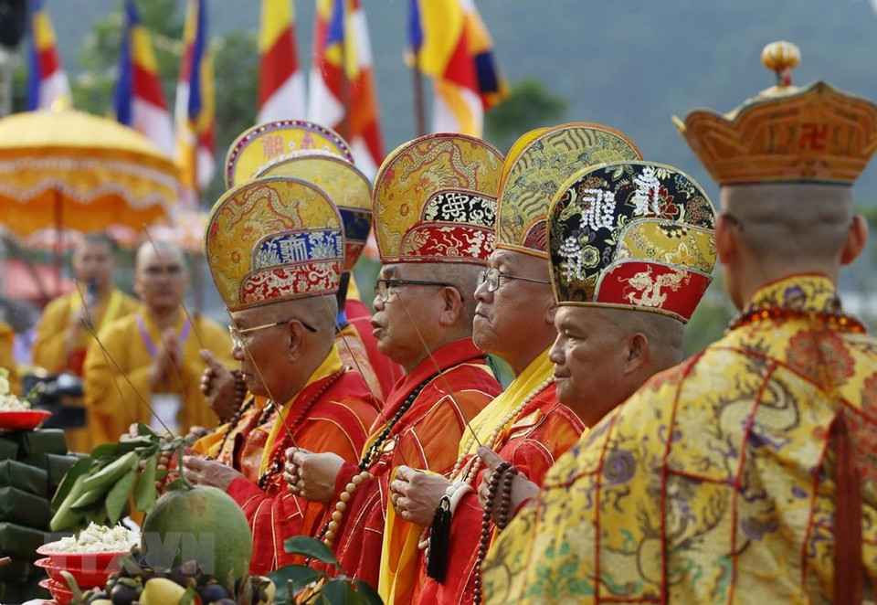 Numerosos monjes y budistas presenciaron en una misa para rezar por la paz y prosperidad de los pueblos en Vesak de la ONU 2019, en celebración en la provincia norteña de Ha Nam, en Vietnam. (Fuente: VNA)