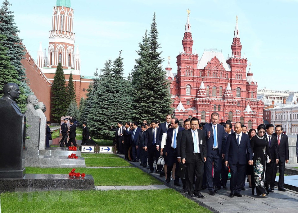 El primer ministro Nguyen Xuan Phuc y su comitiva visitan al Monumento del Soldados Desconocidos, dedicado a los mártires soviéticos caídos en la Gran Guerra Patria, frente al muro del Kremlin. (Foto: VNA)