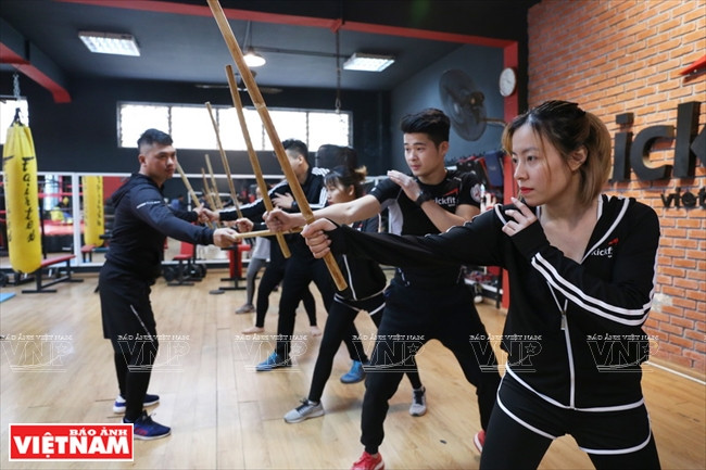 El entrenador Nguyen Danh Phuong instruye a los nuevos estudiantes a manejar los palos (Fuente: VNA)