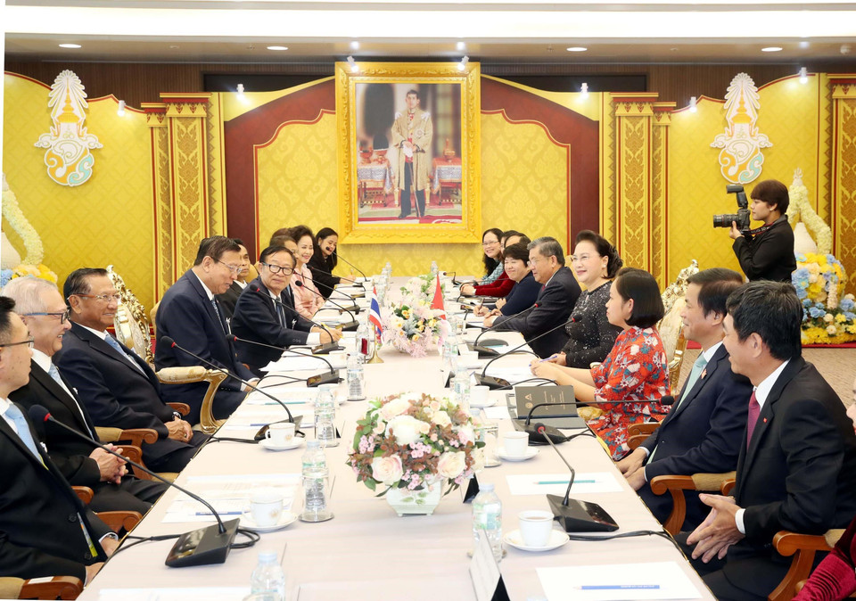 Presidenta legislativa de Vietnam, Nguyen Thi Kim Ngan, se reúne en Bangkok con el titular del Senado anfitrión, Pornpetch Wichitcholchai. (Fuente: VNA)