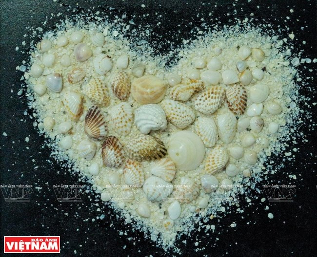 Tran Thi Ngoc Hieu, quien vive en la provincia central de Dong Nai, crea pinturas de las conchas. (Foto: VNA)