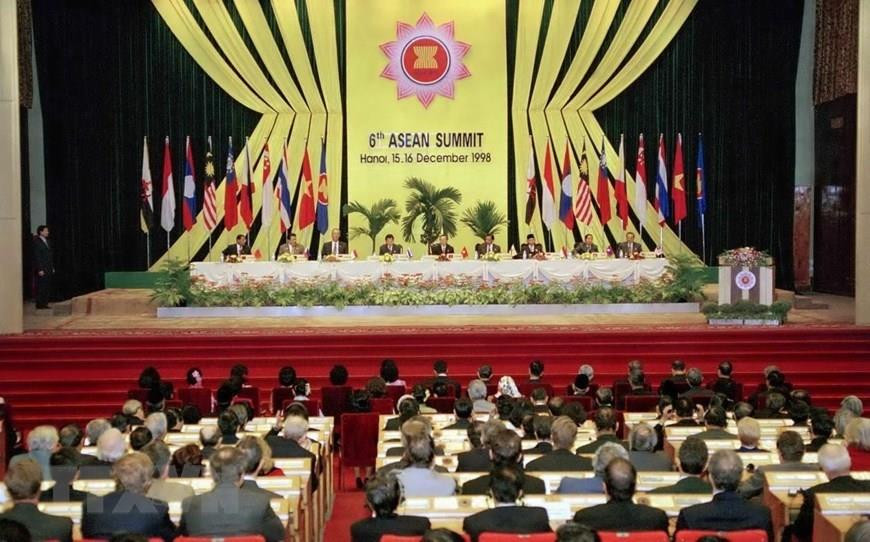 Ceremonia de apertura de la VI Cumbre de la ASEAN en Hanoi, el 15 de diciembre de 1998. (Foto: VNA)