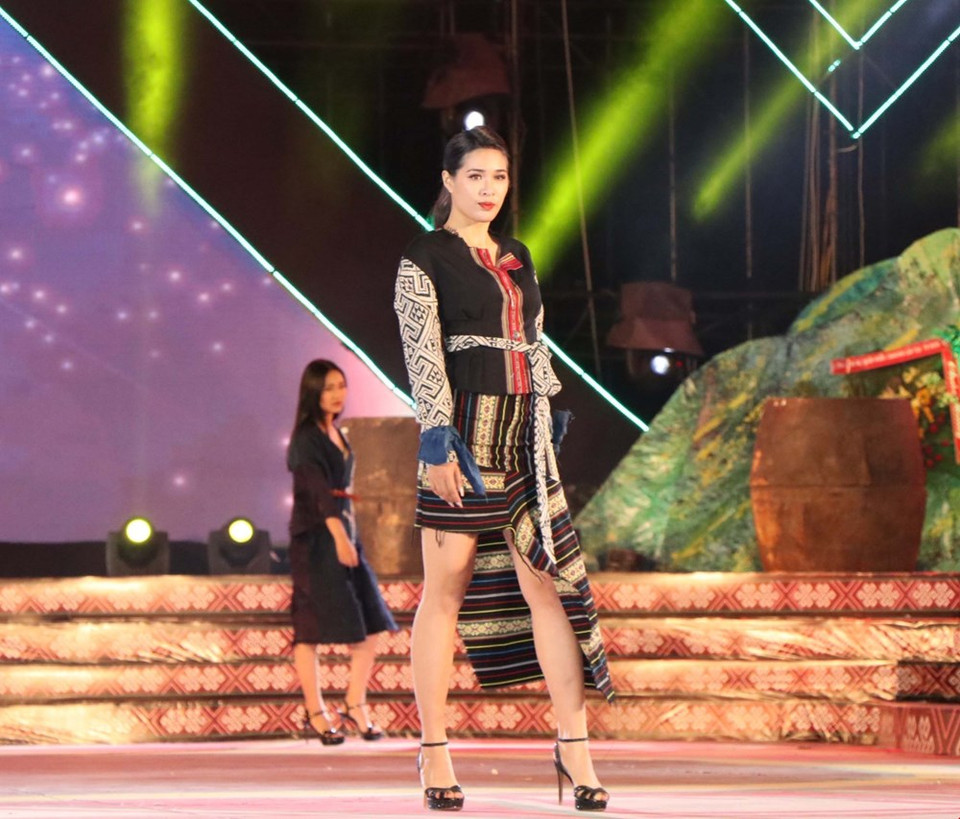 Desfile de moda en el Festival de Brocado en Dak Nong. (Fuente:VNA)