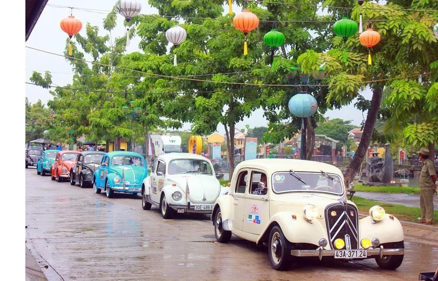En la tarde del 7 de septiembre, el programa “Instrumentos musicales étnicos y autos clásicos - viaje patrimonial” se llevó a cabo en la ciudad antigua de Hoi An, provincia central de Quang Nam, para celebrar el 20 aniversario del reconocimiento de la UNESCO de Hoi An y My Son como patrimonio mundial de la humanidad. ( Foto: VNA)