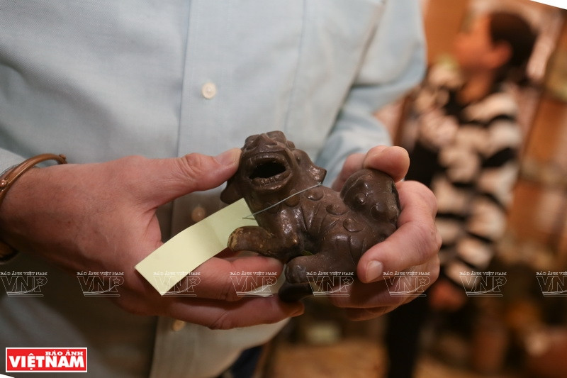 Objetos de ofrenda en la cultura vietnamita en la colección de Mark Rapoport. (Foto: VNA)