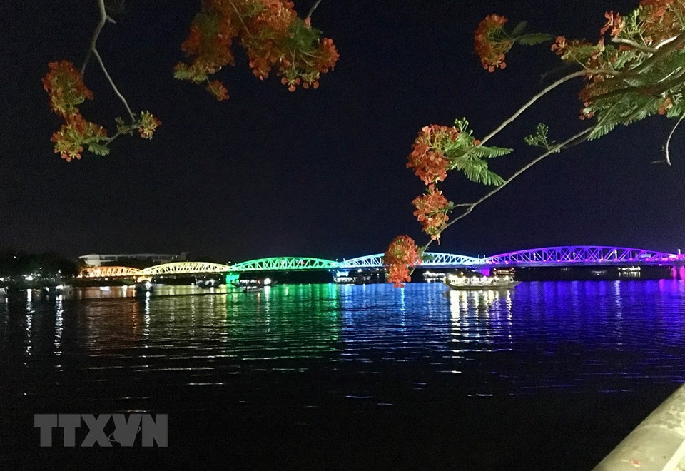 El río Perfume y el puente Trang Tien en la noche. (Foto: VNA)