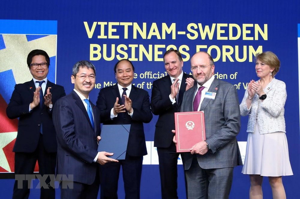 Los premieres ministros vietnamita, Nguyen Xuan Phuc, y sueco, Stefan Löfven, testimonian la firma del Memorando de Entendimiento entre Vietnam-Suecia. (Foto: VNA)