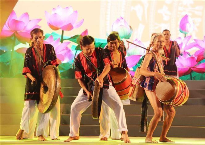 Actuación de danzas de Etnia Cham en las fiestas (Foto: VNA)