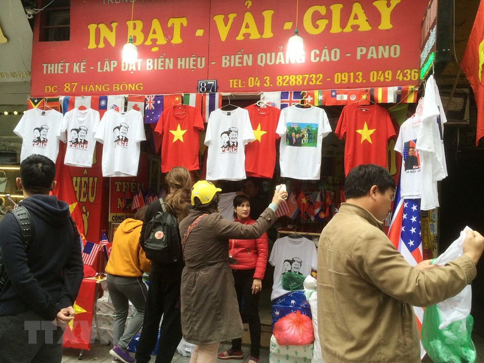 Los visitantes eligen la compra de camisetas con las imágenes del presidente estadounidense, Donald Trump, y el líder norcoreano, Kim Jong-un, en una tienda en la calle Hang Bong, en Hanoi. (Foto: VNA)