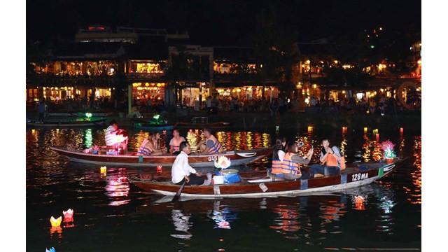 El lanzamiento de faroles en el río Hoai para pedir la paz y prosperidad. 