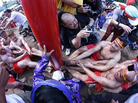 Esta tradición del juego de la soga se originó en los años 30 del siglo pasado en la comuna de Thach Ban, en el distrito de Gia Lam (ahora distrito de Long Bien). (Fuente: VNA)